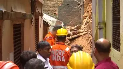 कोलकाता में 200 साल पुरानी इमारत ढही: एक महिला की मौत, 19 लोग मलबे में फंसे