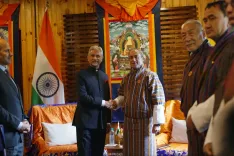 जयशंकर की भूटान यात्रा: बुमथांग में विदेश मंत्री धुंग्येल से मुलाकात, ऊर्जा व्यापार कनेक्टिविटी पर चर्चा