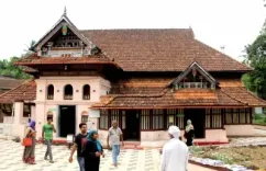 केरल में ईद पर चुनावी माहौल: उम्मीदवारों की भीड़ ईदगाहों पर