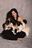 ईशा सिंह की 6 पालतू बिल्लियाँ — सिम्बा से कोला तक, जो मिटा देती हैं दिनभर की थकान