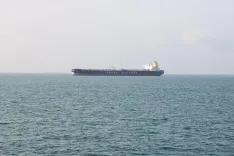 हॉर्मुज स्ट्रेट से पहली बार निकला एलएनजी टैंकर, 28 फरवरी से थी आवाजाही बंद