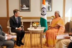 फ्लाइंग व्हेल्स भारत में बनाएगी एयरशिप मैन्युफैक्चरिंग हब, वित्त मंत्री सीतारमण ने पेरिस में की अहम बैठक