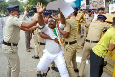दिल्ली में छात्र प्रदर्शन: केरल मंत्री पी.सी. विष्णुनाथ हिरासत में, कांग्रेस ने पुलिस कार्रवाई को बताया लोकतंत्र पर हमला