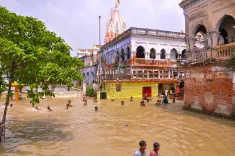 पटना में गंगा का जलस्तर घटा पर खतरे के निशान से ऊपर, 500 से अधिक दुकानें अभी भी जलमग्न