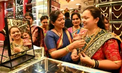 अमेरिका-ईरान तनाव से MCX पर सोना ₹1,543 और चांदी ₹3,897 टूटी, निवेशकों में बेचैनी