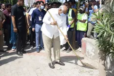 गुजरात CM भूपेंद्र पटेल ने अहमदाबाद में स्वच्छता अभियान में लिया हिस्सा, AMC छात्रों से की बातचीत