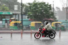दिल्ली-एनसीआर में भारी बारिश से उमस से राहत, IMD का पूरे हफ्ते बारिश का अनुमान