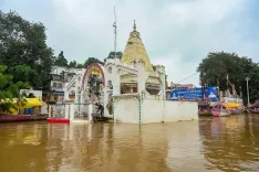 मंदाकिनी नदी में बाढ़ से सतना जलमग्न, बीरसिंहपुर में कमर तक पानी; IMD का येलो अलर्ट जारी
