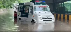 दिल्ली-एनसीआर में भारी बारिश से जलभराव और ट्रैफिक जाम, IMD ने जारी किया रेड अलर्ट