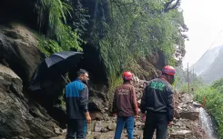 उत्तराखंड में भारी बारिश: 142 सड़कें बंद, IMD ने 6 जिलों में येलो अलर्ट जारी किया