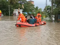 चक्रवात 'अर्नब' से श्रीकाकुलम में भारी तबाही, NH-16 डूबा, ट्रेनें रद्द