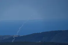 हिजबुल्लाह का दावा: उत्तरी इजरायल में राफेल सैन्य परिसर पर रॉकेट हमला