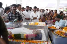 मुद्रगाडा पद्मनाभम के निधन पर बेटी क्रांति को पार्थिव शरीर छूने से रोका, किर्लामपुडी में तनाव