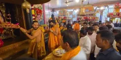 हैदराबाद बोनालु 2025: लाल दरवाजा महाकाली मंदिर में 118वाँ उत्सव, हजारों भक्तों ने चढ़ाया बोनम