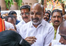पॉक्सो मामले में बेटे की गिरफ्तारी पर बंदी संजय का दावा: 'मैंने खुद सौंपा', पुलिस का बयान अलग