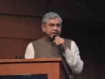  केंद्र सरकार पीएलआई स्कीम के अगले चरण में स्मार्टफोन इंडस्ट्री को लेकर कर रही काम : अश्विनी वैष्णव 