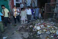 जयपुर मेयर सुनील कोठारी ने रात में वॉल्ड सिटी में लगाई झाड़ू, सफाई व्यवस्था का किया जमीनी निरीक्षण
