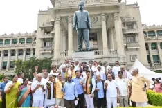 कर्नाटक भाजपा का विधान सौधा पर प्रदर्शन, ₹8 लाख करोड़ कर्ज पर श्वेत पत्र की मांग