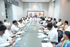 मल्लिकार्जुन खड़गे ने तेलंगाना में कल्याणकारी योजनाओं के कार्यान्वयन की समीक्षा की