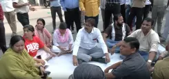 लखनऊ में 200 से अधिक वकीलों के चैंबर तोड़े, हाईकोर्ट आदेश के बाद नगर निगम की कार्रवाई पर सड़क पर उतरे वकील
