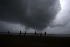 बंगाल की खाड़ी में कम दबाव: 26 अक्टूबर तक चक्रवाती तूफान की आशंका, आंध्र-ओडिशा तट अलर्ट पर
