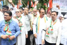 नीट लाठीचार्ज के विरोध में महाराष्ट्र कांग्रेस का मार्च, रीगल सिनेमा के पास हिरासत में लिए गए कई नेता