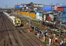 मुंबई में पहली मंजिल पर रहने वाले झुग्गीवासियों के पुनर्वास पर महाराष्ट्र सरकार की गंभीर चर्चा