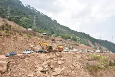 जम्मू-कश्मीर के रामबन में भूस्खलन ने एनएच-44 को फिर से अवरुद्ध किया