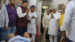 बिहार MLC चुनाव से एक दिन पहले नीतीश कुमार ने बीमार जदयू उम्मीदवार नीरज कुमार से की मुलाकात