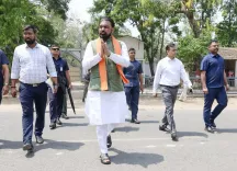 बिहार में 'नो व्हीकल डे': मोदी की फ्यूल सेविंग अपील पर मंत्री पैदल, ई-रिक्शा से पहुंचे दफ्तर