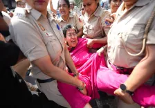 सीईसी ज्ञानेश कुमार के इस्तीफे की मांग: जंतर-मंतर पर AAP नेता हिरासत में, आतिशी बोलीं — लोकतंत्र की लड़ाई जारी रहेगी