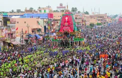 पुरी रथ यात्रा में उमड़ी लाखों की भीड़, डीजीपी खुरानिया की अपील — बच्चों और बुजुर्गों को घर पर छोड़ें