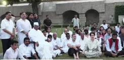 राजघाट पर विपक्ष का 'वोट चोरी' विरोध मार्च, राहुल गांधी-खड़गे की अगुवाई में तीसरे दिन भी प्रदर्शन जारी