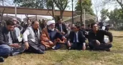 पाक‍िस्‍तान में सुप्रीम कोर्ट के बाहर इमरान खान के समर्थन में प्रदर्शन, परिवार और डॉक्‍टर से मुलाकात की मांग