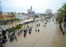 पाकिस्तान के सिंध में भारी बारिश से बढ़ी मुश्किलें, बिजली कटौती और जलभराव से जूझ रही बड़ी आबादी