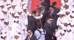 लाल किले पर PM मोदी का दिल छूने वाला अंदाज़: बच्ची की गिरी टोपी उठाकर पहनाई, 80वें स्वतंत्रता दिवस पर युवाओं से की खास मुलाकात