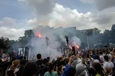 फ्रांस में सरकार के खिलाफ सड़कों पर उतरे लोग, 200 प्रदर्शनकारी गिरफ्तार; 80 हजार पुलिसकर्मी तैनात