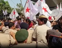 पटना में CPI(M)-DYFI-SFI मार्च पर रोक, चुनाव आयोग घेराव से पहले आर-ब्लॉक पर बैरिकेड