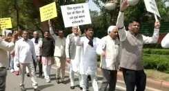 खड़गे की 'अनपढ़ गुजराती' टिप्पणी पर विरोध प्रदर्शन, कांग्रेस मुख्यालय के बाहर बवाल