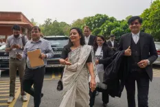 सुप्रीम कोर्ट ने महुआ मोइत्रा की AIF-FPI खुलासा याचिका खारिज, कहा — कोई कानूनी ढाँचा नहीं