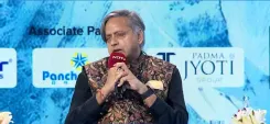शशि थरूर ने जेन-जी प्रोटेस्ट पर भारत के लोकतंत्र की तारीफ की, बोले — 'सिस्टम झुका, टूटा नहीं'