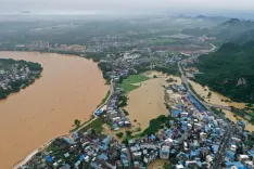 दक्षिण चीन में बाढ़ का कहर: गुआंग्शी में 6 मौतें, 11 लापता, 3.75 लाख लोग प्रभावित