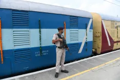 क्या जम्मू-कश्मीर राष्ट्रीय राजमार्ग बाधित होने से कटरा-बनिहाल के बीच विशेष ट्रेन सेवा शुरू हुई है?