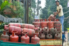 एलपीजी अंडर-रिकवरी ₹61,900 करोड़ पर पहुँची, ओएमसी की Q1 FY27 कमाई पर भारी दबाव