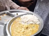 खंडवा हॉस्टल खाने में इल्लियां: छात्रों का कलेक्ट्रेट मार्च, 4 सदस्यीय जांच समिति गठित