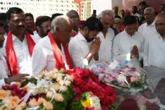 तेलंगाना के सीएम और वेंकैया नायडू ने दिवंगत सुधाकर रेड्डी को दी श्रद्धांजलि