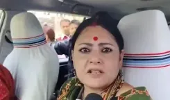कोलकाता: KMC के अस्थायी स्वास्थ्यकर्मियों ने मंत्री अग्निमित्रा पॉल को घेरा, ₹303 प्रतिदिन वेतन पर जताया विरोध