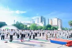  दक्षिण पूर्व एशिया में लोगों ने किया योग, शारीरिक, मानसिक और पर्यावरणीय कल्याण पर जोर