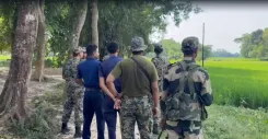 बीएसएफ ने सीमा पार करने वाले दो बांग्लादेशी पुलिसकर्मियों को फ्लैग मीटिंग के बाद बीजीबी को सौंपा