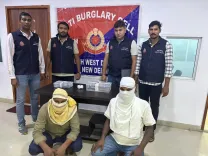 दिल्ली पुलिस ने करोल बाग और पालम विलेज में चोरी के चार आरोपी दबोचे, 24 आईफोन व देसी पिस्तौल बरामद